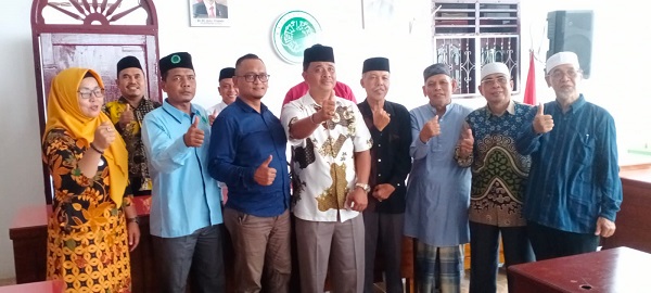 Ketua Umum MUI Sergai Drs H Hasful Huznain SH, Sekretaris Umum MUI Sergai , H Elmis Bendahara Umum MUI H Jumri bersama Ketua DMI Sergai H Darwis Rambe, Ketua BKPRMI Sergai Rusman Efendi Sinaga dan pengurus usai penyerahan dana hibah, Kamis (25/5) di kantor MUI Sergai di Desa Firdaus Kec.Sei Rampah. (Waspada/Edi Saputra)