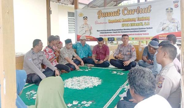 Kapolsek Kembang Tanjong Ipda Effendi saat memimpin pertemuan Jumat Curhat, Jumat (26/5). Waspada/IST