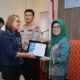 Wali Kota Susanti Dewayani (dua kanan) menerima penghargaan dari SMSI saat perayaan HUT ke-6 dan workshop SMSI di Toba Hall Batavia Hotel, Jl. Geraja, Kota Pematangsiantar, Kamis (25/5).(Waspada-ist).