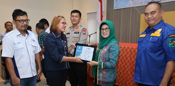 Wali Kota Susanti Dewayani (dua kanan) menerima penghargaan dari SMSI saat perayaan HUT ke-6 dan workshop SMSI di Toba Hall Batavia Hotel, Jl. Geraja, Kota Pematangsiantar, Kamis (25/5).(Waspada-ist).