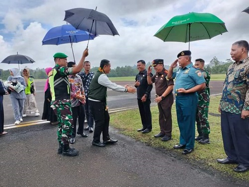 Ketua Tim Wasev TMMD 116 di Wilayah Kodim Simeulue dan Nyonya tiba di Bandara Lasikin Simeulue. Kamis (25/5). Waspada/Ist