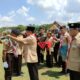 KETUA Majelis Pembimbing Cabang Gerakan Pramuka Deliserdang H. Ashari Tambunan didampingi Ketua Kwartir Cabang Gerakan Pramuka Deliserdang HMA Yusuf Siregar menyematkan badge kepada salah seorang peserta pada pembukaan Raimuna Cabang VIII Gerakan Pramuka Deliserdang Tahun 2023 di Taman Pramuka Deliserdang, Kamis (4/5). (Waspada/Khairul K Siregar/B)