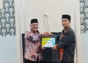 Plt.Kadis Kesehatan Aceh Tenggara, Drs. H. Jamanuddin M.Pd menyerahkan penghargaan dari Kementerian Kesehatan RI kepada Pj Bupati Agara Drs Syakir MSi karena berhasil melaksanakan dan mencapai sub PIN Polio 2023 sebesar 95.62 persen.(Waspada/Ist)