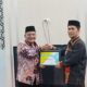 Plt.Kadis Kesehatan Aceh Tenggara, Drs. H. Jamanuddin M.Pd menyerahkan penghargaan dari Kementerian Kesehatan RI kepada Pj Bupati Agara Drs Syakir MSi karena berhasil melaksanakan dan mencapai sub PIN Polio 2023 sebesar 95.62 persen.(Waspada/Ist)