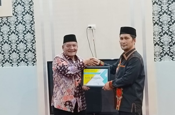 Plt.Kadis Kesehatan Aceh Tenggara, Drs. H. Jamanuddin M.Pd menyerahkan penghargaan dari Kementerian Kesehatan RI kepada Pj Bupati Agara Drs Syakir MSi karena berhasil melaksanakan dan mencapai sub PIN Polio 2023 sebesar 95.62 persen.(Waspada/Ist)