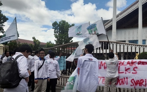 Massa dari KAMMI Aceh berdemonstrasi ke Kantor DPRA di Banda Aceh, Jumat (26/5/2023). (Waspada/Kia)