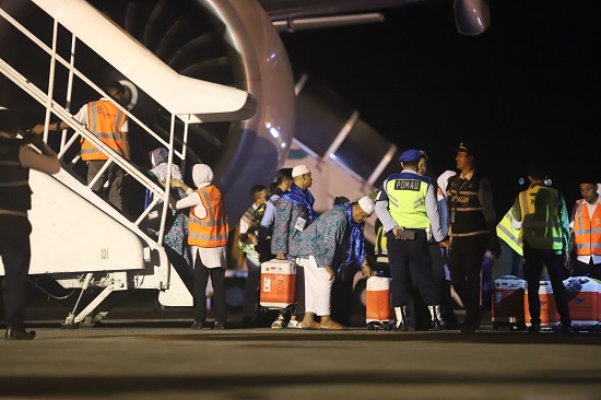 Jamaah haji kloter 03 Embarkasi Aceh bersiap menaiki pesawat Garuda menuju tanah suci melalui Bandara Sultan Iskandar Muda (SIM), Jumat (26/05/23) subuh.(Waspada/Ist)