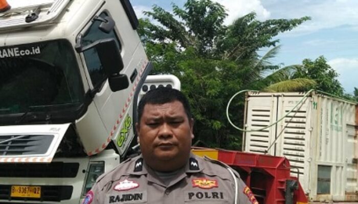 Tronton Nyangkut Di Gunung Naibos, Simeulue