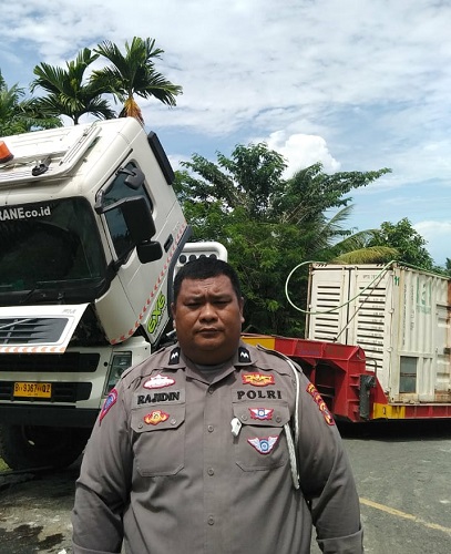 Situasi mobil tronton yang yang rusak di pendakian Gunung Naibos Simeulue, Kamis (4/5) Waspada/Ist