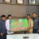 Ketua MPU Aceh Tgk. H. Faisal Ali menyerahkan donasi untuk pembangunan Masjid Aceh di Turki melalui Forum Pengurangan Resiko Bencana (PRB) Aceh. Waspada/Ist
