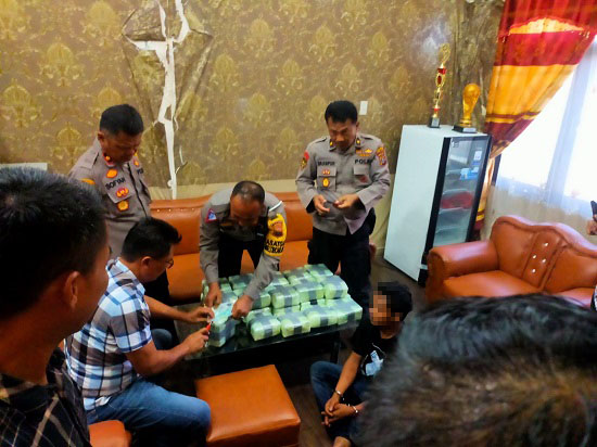 Kasat Lantas Polres Sergai AKP Andita Sitepu saat mengecek sabu-sabu yang disita dari dua pengendara sepedamotor saat terjadinya lakalantas di jalinsum Medan-Tebingtinggi, Kamis (4/5). Waspada/Ist