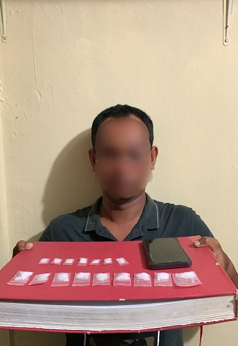 Pelaku pengedar narkoba yang beralamat dari Medan Sunggal menunjukkan barang bukti, saat menjalani pemeriksaan di Mapolres Aceh Singkil. WASPADA/ist