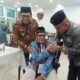 Ketua petugas PPIH Embarkasi Aceh yang juga Kakanwil Kemenag Aceh Azhari menyalami calhaj tertua Aceh Muhammad Taher (umur 100 tahun) disela-sela pemberangkatannya di Asrama haji embarkasi Aceh, Senin (29/05/23). (Waspada/T.Mansursyah)