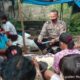 Bhabinkamtibmas Polsek Pakkat mengedukasi masyarakat pembuatan pakan ternak unggas. Waspada/Ist