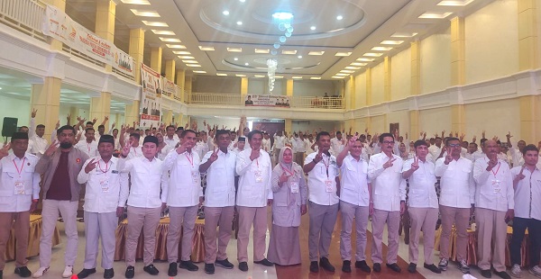 Ketua DPD Partai Gerindra Aceh, Fadhullah dan seluruh Ketua DPC se-Aceh, pengurus dan kader berfoto bersama dalam Rakorda Partai Gerindra se-Aceh, di Aula Hotel Harmoni Convention, Senin (29/5) siang. Waspada/Rapian.