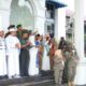 Wali Kota Susanti Dewayani mengangkat bendera saat melepas keberangkatan jamaah Calhaj Kota Pematangsiantar 1444 H/2023 M dari halaman Balai Kota, Jl. Merdeka, Senin (29/5).(Waspada-ist).