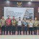 Plt. Bupati Padanglawas, drg. H. Ahmad Zarnawi Pasaribu bersama Ketua DPRD, Amran Pikal Siregar saat menerima LHP terhadap LKPD TA 2022 dari BPK RI perwakilan Sumut di Medan, Senin (29/5). Waspada/Ist