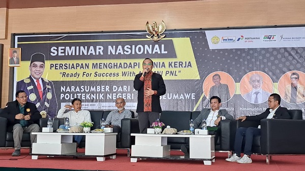 Direktur Politeknik Negeri Lhokseumawe, Rizal Syahyadi memberikan kata sambutan pada seminar nasional persiapan menghadapi dunia kerka di Kampus PNL. Waspada/Ist