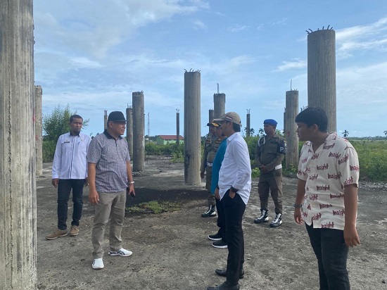 Pj Bupati Abdya Darmansah, didampingi pejabat terkait, saat meninjau proses pembersihan kompleks Pasar Modern, yang akan dilanjutkan pembangunannya, setelah terbengkalai kurang lebih 7 tahun, akibat tersandung masalah hukum. Foto direkam Rabu (3/5) sore lalu.Waspada/Syafrizal