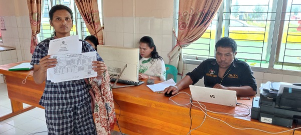 Staf Dinas Dukcapil tengah melayani adminduk balita stunting di Puskesmas. Waspada/Ist
