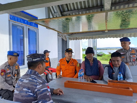 Prosesi evakuasi dua nelayan yang terkatung di perairan Pulau Lasia oleh Tim SAR gabungan. Selasa (30/5) Waspada/ist