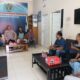 Kapolres Asahan AKBP Rocky H Marpaung, berasma Ketua PWI Asahan Indra Sikoembang saat berdialog dengan pengurus dan anggota PWI Asahan. Waspada/Ist