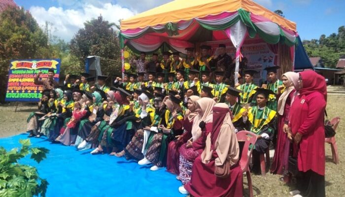 Perpisahan Siswa Kelas IX SMPN 4 Simtim Diwarnai Tangis Haru