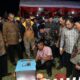 Asisten Perekonomian dan Pembangunan Sekda Aceh, Mawardi, didampingi Pj. Bupati Aceh Besar, Muhammad Iswanto dan Kadis DPMG Aceh, Zulkifli, meninjau stan-stan kabupaten/kota pada acara Gelar Teknologi Tepat Guna ke-XXIV se-Aceh di Arena Sport City (JSC) , Jantho, Selasa, (30/5) malam. (Waspada/Zafrullah)