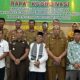 Kasi Intelijen Romel Tarigan SH mewakili Kajari Sergai, Ketua MUI Sergai H Hasful Huznain, Kakan Kesbangpol Nasrul Azis bersama peserta Rakor Tim Pakem, Selasa (30/5) kemaren di aula Adhyaksa Kejari Sergai di Sei Rampah. (Waspada/Ist).