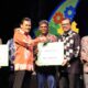 Penjabat Bupati Aceh Utara, Azwardi, AP, MSi, Selasa (30/5) malam terima hadiah dari Kadis Pemberdayaan Masyarakat dan Gampong Provinsi Aceh, Dr. Zulkifli, MSi dalam ajang Gelar TTG Aceh di Jantho Sport City. Waspada/Ist