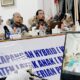 Pj Bupati Pidie Ir Wahyudi Adisiswanto MSi, didampingi ketua PKK Kabupaten Pidie Suaidah Sulaiman saat menghadiri zoom meeting dengan Kementerian Pemberdayaan Perempuan Perlindungan Anak Republik Indonesia (Kemen PPPA-RI) dalam rangka verifikasi lapangan evaluasi Kabupaten Layak Anak (KLA) di Pendopo bupati setempat, Rabu (31/5). Waspada/Muhammad Riza