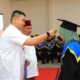 Bupati Labura Hendriyanto Sitorus ditemani Pimpinan Ponpes Ali Imran Napitupulu, mewisuda santri Ponpes Arkanuddin Desa Pulo Dogom, Rabu (31/5). Waspada/ Ilyas Munthe