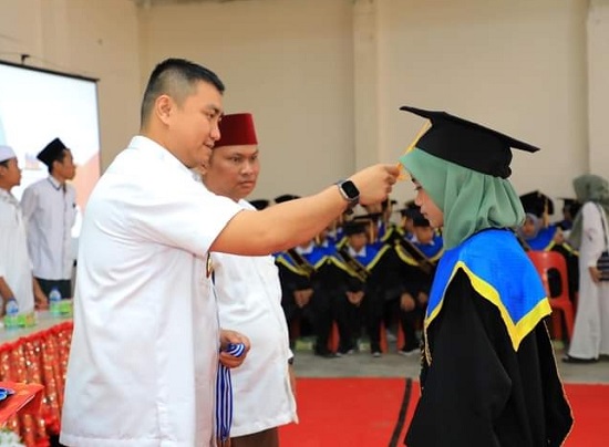 Bupati Labura Hendriyanto Sitorus ditemani Pimpinan Ponpes Ali Imran Napitupulu, mewisuda santri Ponpes Arkanuddin Desa Pulo Dogom, Rabu (31/5). Waspada/ Ilyas Munthe