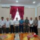 Dua dari kiri, Plt. Kepala DLHK Simeulue, Ferdi Yuni Puji, Plt. Kadiskes dr. Armidin, MKM foto bersama dengan Pj. Bupati Simeulue Ahmadliyah dan unsur Forkopimda Simeulue usai pelantikan. Rabu (31/5). Waspada/Rahmad.