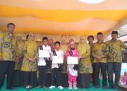 Pelepasan dan pengenalan Murid baru yang dilaksanakan SDN Kuta Padang Kecamatan Suka Makmue Kabupaten Nagan Raya, Rabu (31/5).(Waspada/Muji Burrahman)