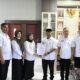 Plt. Bupati Padanglawas, drg. H. Ahmad Zarnawi Pasaribu menerima DBH PKB dan BBNKB dari Pemprovsu melalui Kepala UPTD PPD Bapenda Sumut Sibuhuan, Aminah Siregar, SE, M.Si, Rabu (31/5). Waspada/Ist