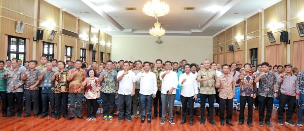 Foto bersama para pangulu terpilih yang mengikuti pembekalan dengan Bupati dan Ketua DPRD Simalungun, Balai Pertemuan Djabanten Damanik, Pamatangraya, Kamis (4/5).(Waspada/ist).