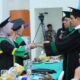 Rektor UIN Ar-Raniry Banda Aceh Prof Dr Mujiburrahman MAg menyerahkan ijazah kepada seorang wisudawati. Waspada/Munawardi