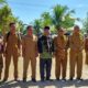 Tiga dari kanan Kabid GTK Dinas Pendidikan Simeulue, Arismin, S.Pd didampingi pengawas SMP se Kabupaten Simeulue Aham, SPd dua dari kanan foto bersama dengan Kepala SMP Negeri 4 Simeulue Timur. Selasa (30/5). Waspada/Rahmad.