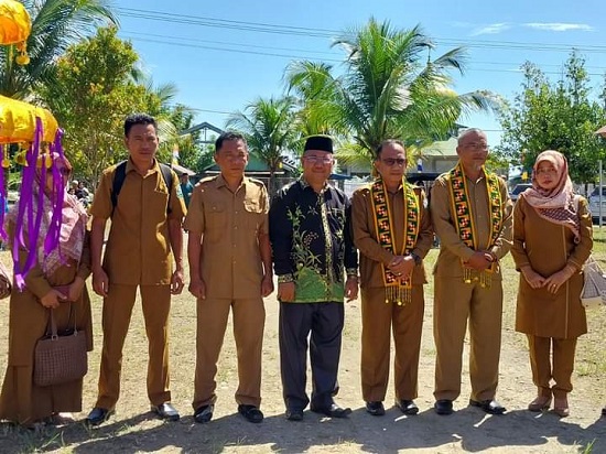 Tiga dari kanan Kabid GTK Dinas Pendidikan Simeulue, Arismin, S.Pd didampingi pengawas SMP se Kabupaten Simeulue Aham, SPd dua dari kanan foto bersama dengan Kepala SMP Negeri 4 Simeulue Timur. Selasa (30/5). Waspada/Rahmad.