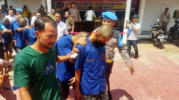 Delapan dari 10 tersangka rudapaksa bergantian terhadap dua remaja digiring rumah tahanan Mapolres Asahan. Waspada/Sapriadi