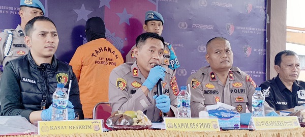 Kapolres Pidie AKBP Imam Asfali sedang menyampaikan keterangan pers, terkait penangkapan pelaku penganiayaan warga Gampong Puuk, Kecamatan Delima, Kabupaten Pidie, Kamis (4/5) Waspada/Muhammad Riza