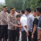 MENYALAMI ANGGOTA: Kapolres Aceh Timur AKBP Andy Rahmansyah, SIK, didampingi PJU lainnya menyalami anggotanya usai Apel Perdana Pasca Idulfitri di Mapolres Aceh Timur, Selasa (2/5). Waspada/Muhammad Ishak