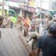 TAMPAK petugas melakukan penertiban terhadap pedagang yang berjualan di bahu jalan dan di atas tembok parit Pajak TPI Jl Merdeka Ujung Bom, Jl Nelayan/Rakyat dan seputaran Pasar Inpres Tanjungtiram, Kabupaten Batubara.Waspada/Iwan Has