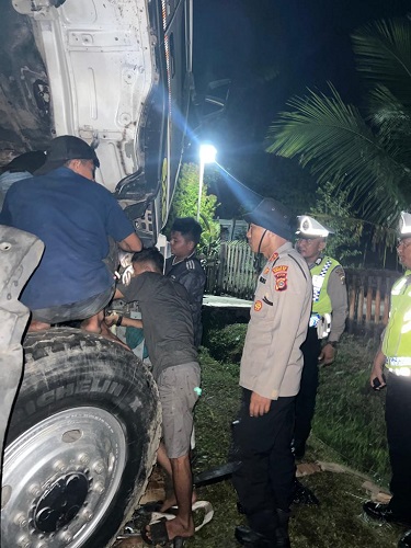 Kapolres Simeulue AKBP Jatmiko mengecek arus lintas di gunung Naibos tadi malam. Jumat (5/5). Waspada/Ist