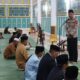 TAUSIAH: Kapolres Aceh Tengah AKBP Dody Indra Eka Putra SIK, MH, mengisi tausiah di Masjid Agung Ruhama Takengon, Aceh Tengah, Jumat (5/5). Waspada/Ist
