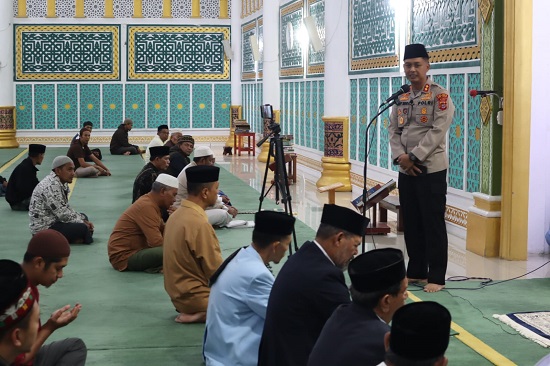 TAUSIAH: Kapolres Aceh Tengah AKBP Dody Indra Eka Putra SIK, MH, mengisi tausiah di Masjid Agung Ruhama Takengon, Aceh Tengah, Jumat (5/5). Waspada/Ist