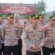 JAWAB WARTAWAN: Kapolres Aceh Timur AKBP Andy Rahmansyah SIK, didampingi Wakapolres Aceh Timur Kompol Ferdi Dakio SIK dan para kabag dan kasat menjawab pertanyaan wartawan di halaman Mapolres Aceh Timur, Jumat (5/5). Waspada/Muhammad Ishak