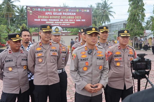 JAWAB WARTAWAN: Kapolres Aceh Timur AKBP Andy Rahmansyah SIK, didampingi Wakapolres Aceh Timur Kompol Ferdi Dakio SIK dan para kabag dan kasat menjawab pertanyaan wartawan di halaman Mapolres Aceh Timur, Jumat (5/5). Waspada/Muhammad Ishak