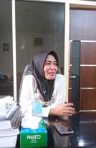 Desi Amelia, Anggota DPRK Aceh Tamiang saat memberikan keterangan terkait kritikan terhadap dirinya yang dituding sempat bersitegang dengan salah seorang petugas kebersihan di Sekretariat DPRK setempat. Waspada/Yusri